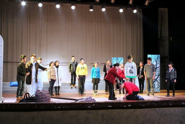 马国防书记观看校园剧《上大学》省内高校巡演前联排演出