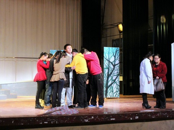 马国防书记观看校园剧《上大学》省内高校巡演前联排演出