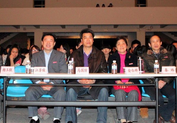 马国防书记观看校园剧《上大学》省内高校巡演前联排演出