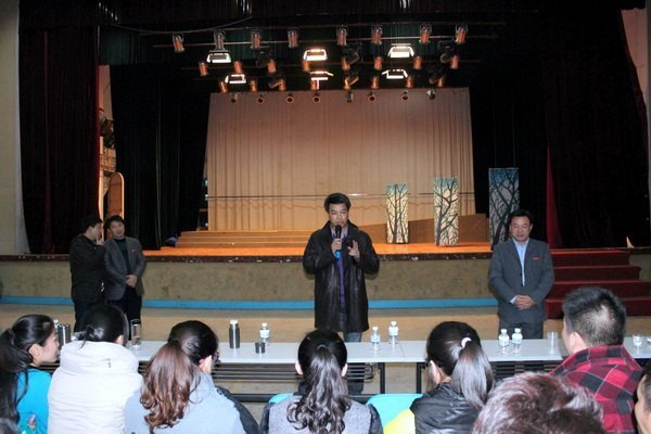 马国防书记观看校园剧《上大学》省内高校巡演前联排演出