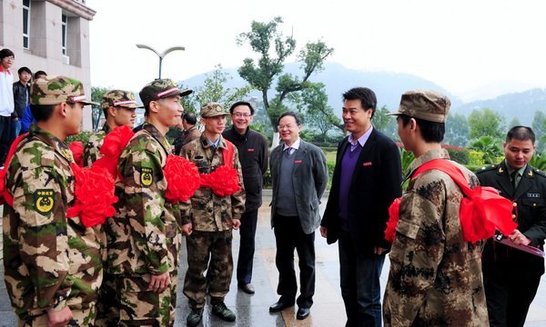 三明学院召开2012年欢送新兵入伍座谈会