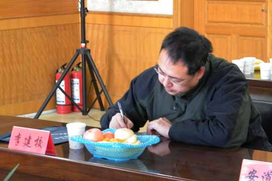 ɽ��ʡ�½�����ԺУ��ѧ���ֻ��ڽ���ѧԺ�ٿ�