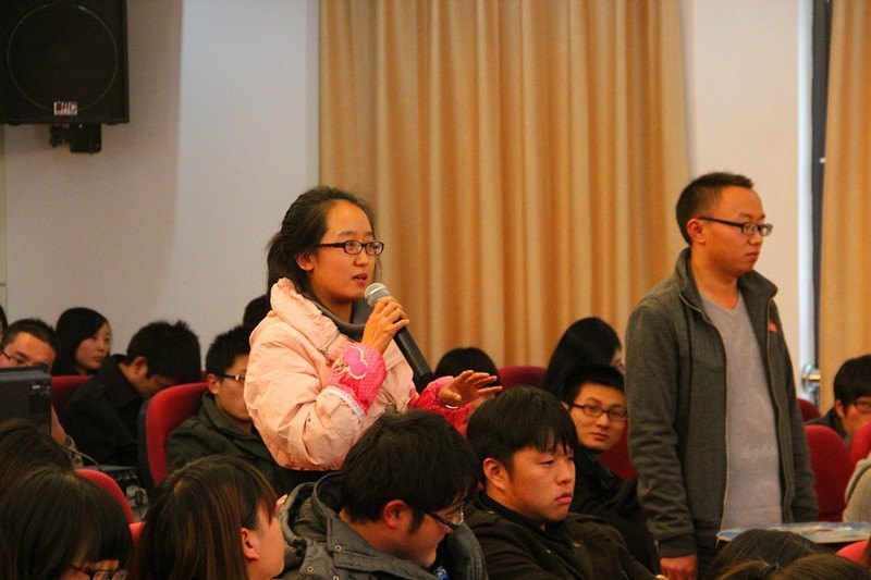 学院开设特色党课“党旗下的对话——院长面对面”