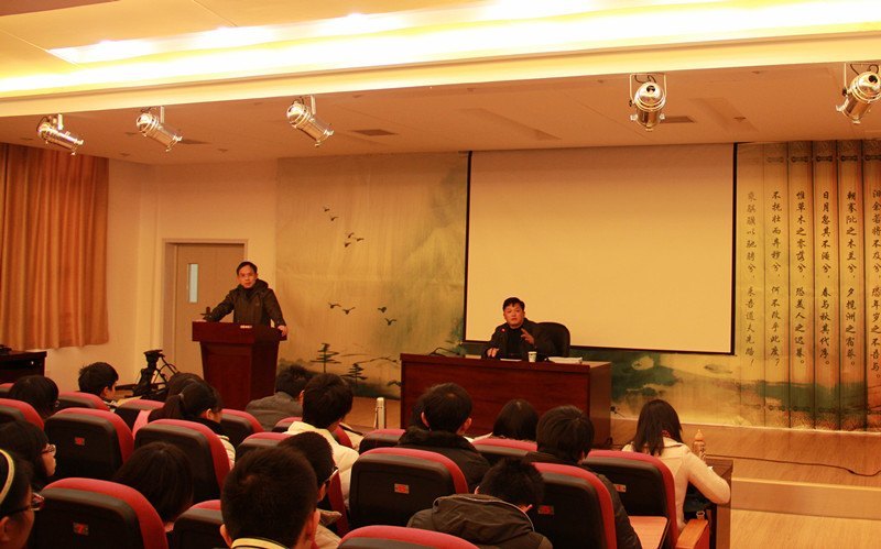 学院开设特色党课“党旗下的对话——院长面对面”