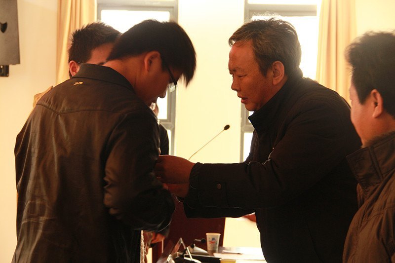 戴党员胸牌,亮党员身份——“亮身份,树形象”主题教育活动全面展开