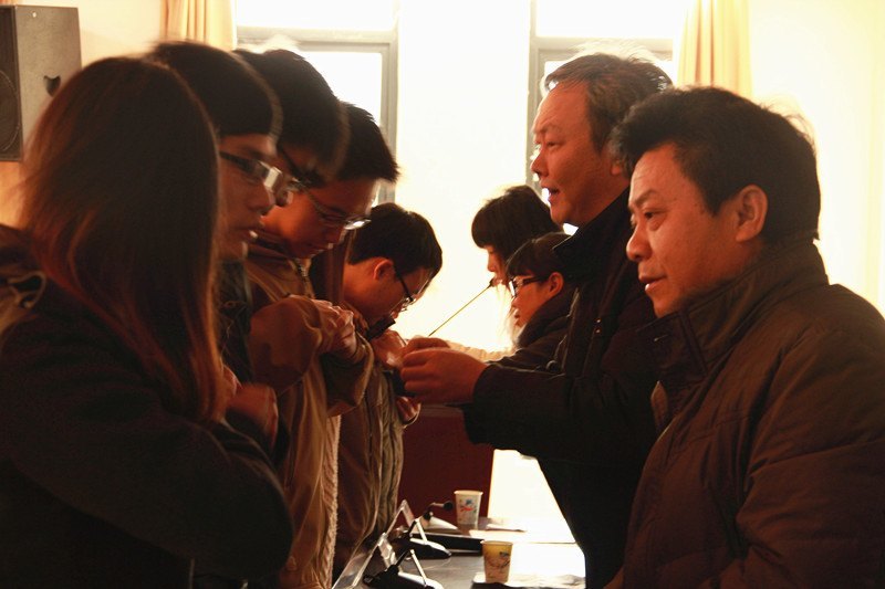 戴党员胸牌,亮党员身份——“亮身份,树形象”主题教育活动全面展开