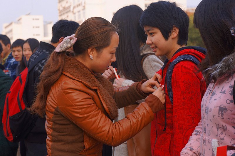 戴党员胸牌,亮党员身份——“亮身份,树形象”主题教育活动全面展开