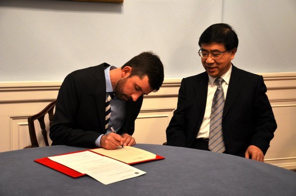 东华大学国际合作办学取得积极进展——与英国爱丁堡大学签署合作协议、与伦敦时装学院等4所高校签署合作备忘录(图)