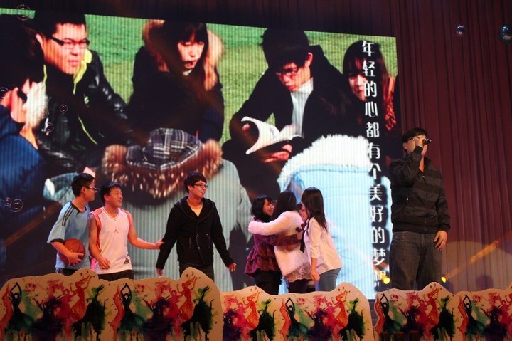 金陵学院举行“青春,在这里”2012年迎新晚会