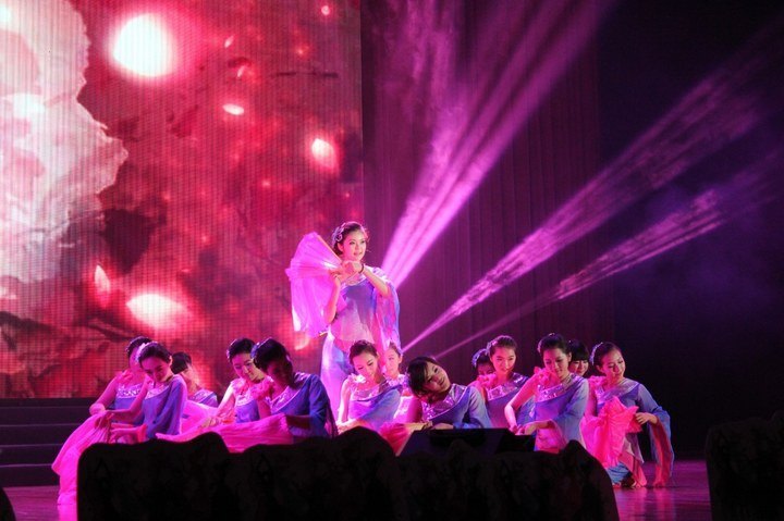 金陵学院举行“青春,在这里”2012年迎新晚会