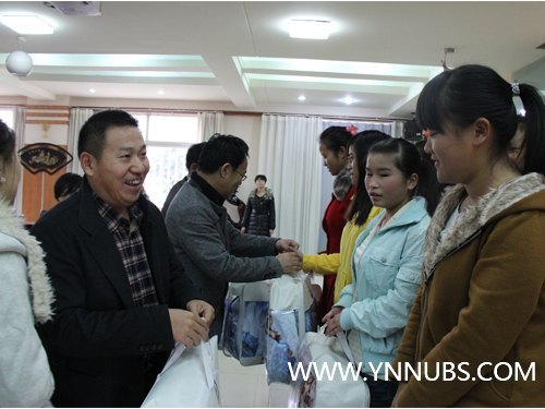 云南师范大学商学院举行2012年特困生寒冬补助发放仪式