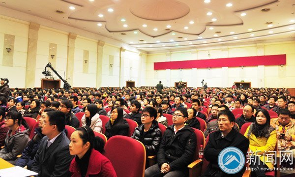 “向日葵女孩”何平作为全省教育系统先进典型在省委礼堂作报告