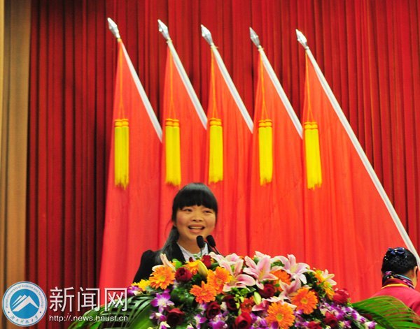 “向日葵女孩”何平作为全省教育系统先进典型在省委礼堂作报告