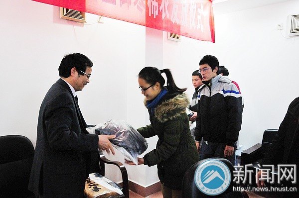 十八载关怀不断:湖南科技大学2012级贫困新生御寒棉衣发放仪式举行