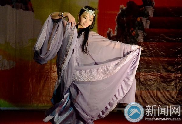 寓教于乐 外教Mindia用艺术演绎人生