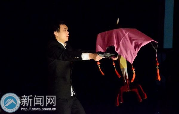 寓教于乐 外教Mindia用艺术演绎人生