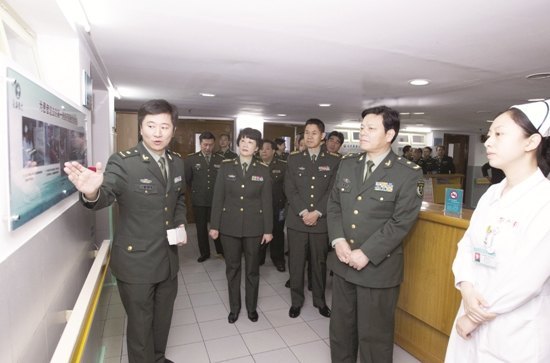 陈锦华政委率校基层文化建设观摩团到长海医院参观指导