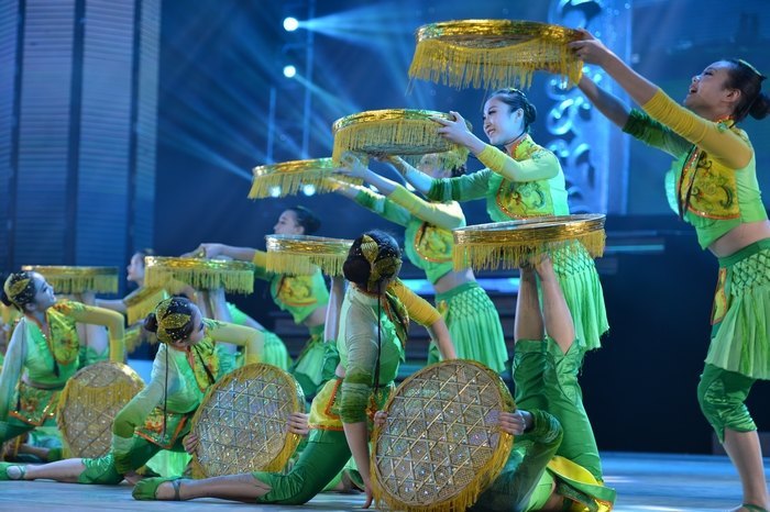庆祝建校100周年民族器乐歌舞晚会盛大举行
