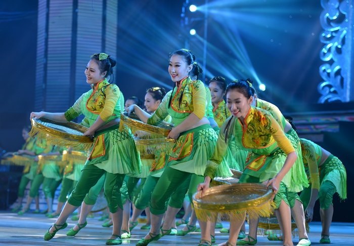 庆祝建校100周年民族器乐歌舞晚会盛大举行