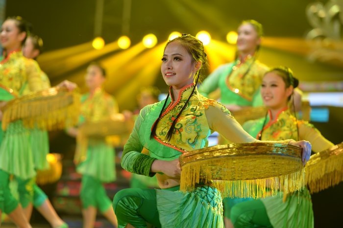 庆祝建校100周年民族器乐歌舞晚会盛大举行