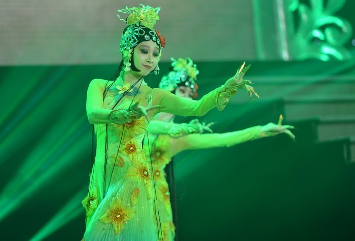 庆祝建校100周年民族器乐歌舞晚会盛大举行