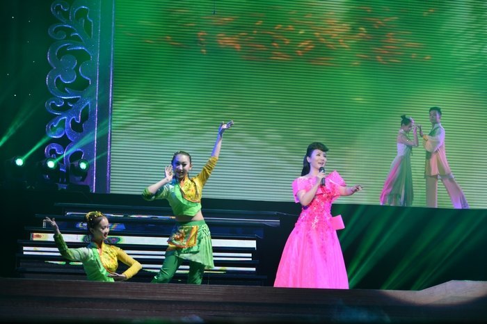 庆祝建校100周年民族器乐歌舞晚会盛大举行