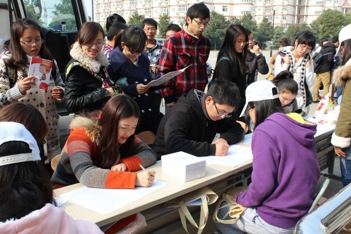 金陵学院举行“爱在浦苑 无偿献血”活动