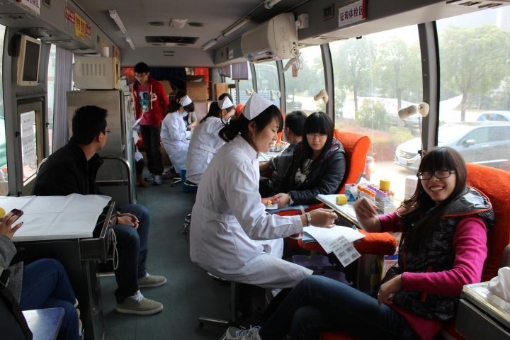 金陵学院举行“爱在浦苑 无偿献血”活动