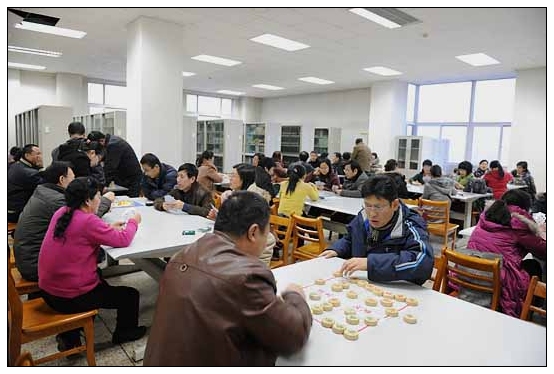 院工会在图书馆四层举办教职工棋牌比赛