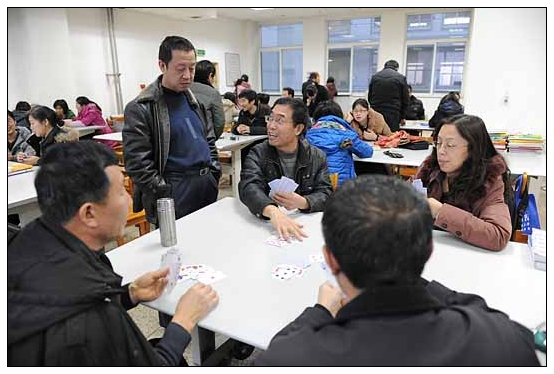 院工会在图书馆四层举办教职工棋牌比赛