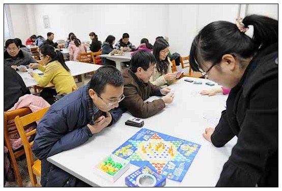 院工会在图书馆四层举办教职工棋牌比赛