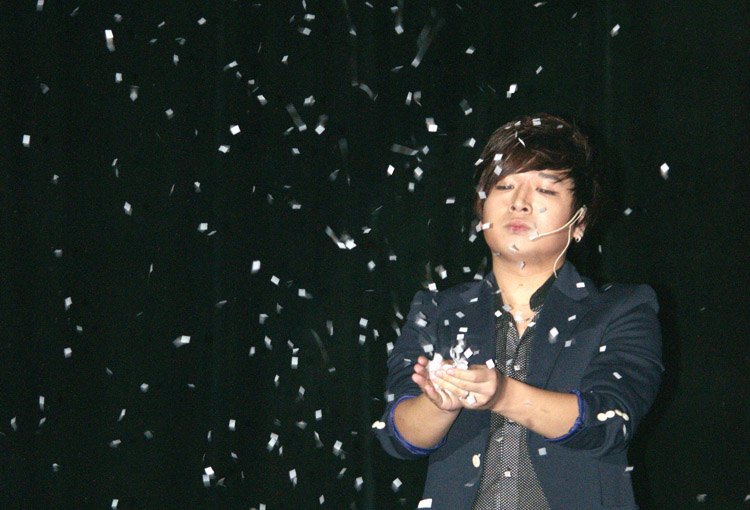 湖北工业大学优秀校友许清魔幻专场晚会成功举行