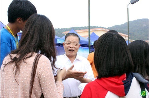 2013届毕业生校园招聘会顺利举行