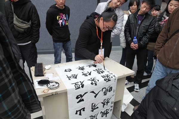 “藏墨鋒•敛秋华”杯景德镇高校现场书画比赛在景德镇陶瓷学院举行