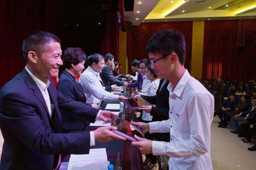 惠州学院召开2011—2012学年先进集体和优秀学生表彰大会