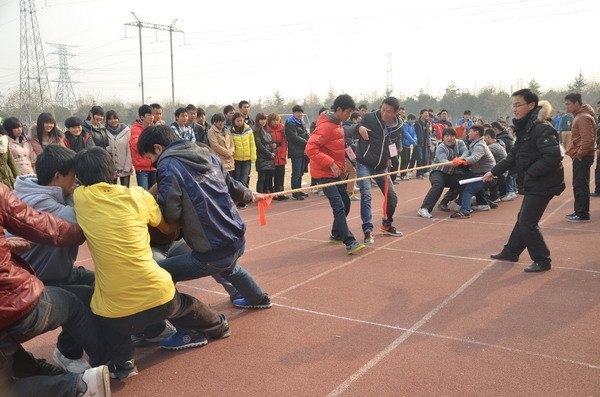 郑州职业技术学院2012年冬季拔河比赛圆满落幕