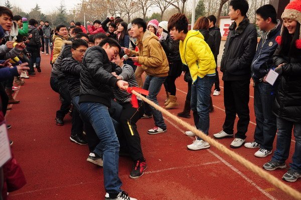 郑州职业技术学院2012年冬季拔河比赛圆满落幕