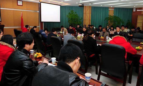 ���ݴ�ѧ�ٿ�У԰�硶�ϴ�ѧ���ۺ���̸��