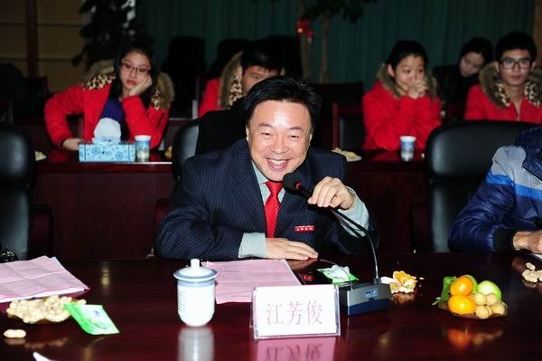 ���ݴ�ѧ�ٿ�У԰�硶�ϴ�ѧ���ۺ���̸��