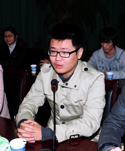 ���ݴ�ѧ�ٿ�У԰�硶�ϴ�ѧ���ۺ���̸��