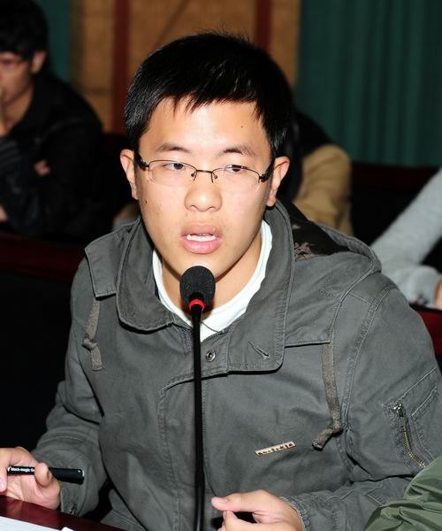 ���ݴ�ѧ�ٿ�У԰�硶�ϴ�ѧ���ۺ���̸��