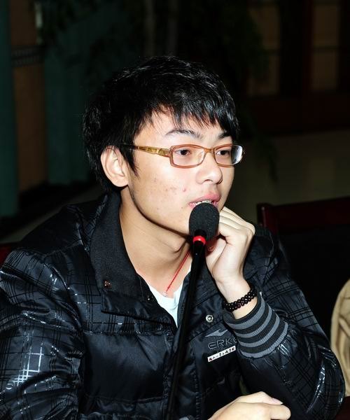 ���ݴ�ѧ�ٿ�У԰�硶�ϴ�ѧ���ۺ���̸��