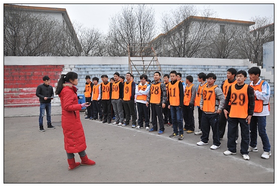 晋中学院学生万人在北院体育场进行体能测试