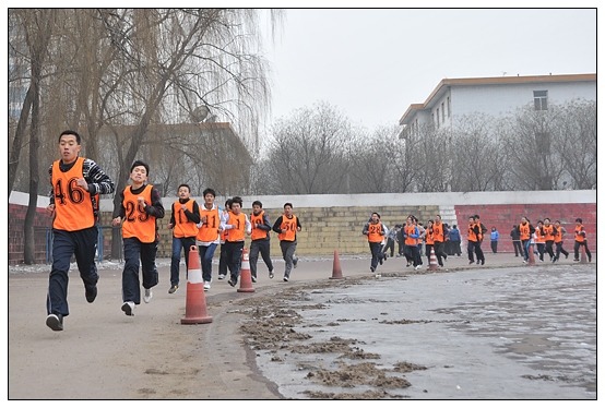 晋中学院学生万人在北院体育场进行体能测试