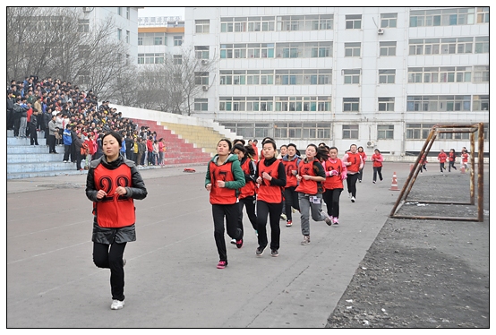 晋中学院学生万人在北院体育场进行体能测试