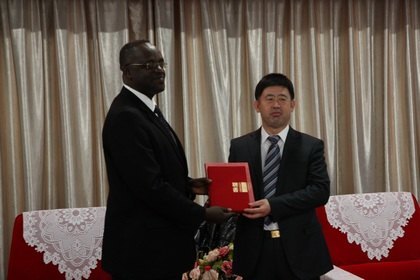 ��¡�ϴ�ѧУ��Gaston HAKIZA����һ�е��ò�����ѧ����ѧԺ