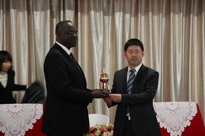 ��¡�ϴ�ѧУ��Gaston HAKIZA����һ�е��ò�����ѧ����ѧԺ