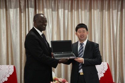 ��¡�ϴ�ѧУ��Gaston HAKIZA����һ�е��ò�����ѧ����ѧԺ