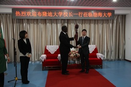 ��¡�ϴ�ѧУ��Gaston HAKIZA����һ�е��ò�����ѧ����ѧԺ