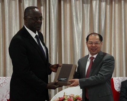 ��¡�ϴ�ѧУ��Gaston HAKIZA����һ�е��ò�����ѧ����ѧԺ